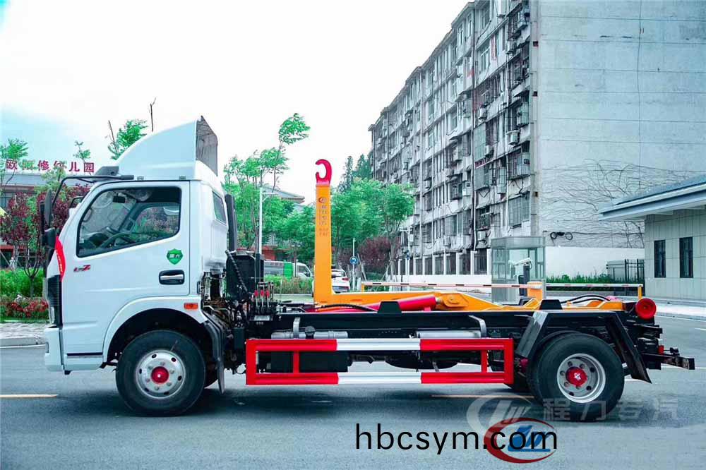 國六(liu)7-8方東風D7 勾(gou)臂垃圾(ji)車(che)