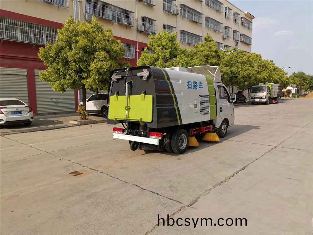 國六(liu)0.5方(fang)水(shui) 1.5方(fang)塵(chen)東(dong)風(feng)途(tu)逸(yi) 掃路(lu)車