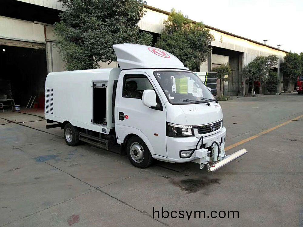 國六1.5立(li)方 藍(lan)牌(pai)東(dong)風(feng)途逸 路麵(mian)清(qing)洗車