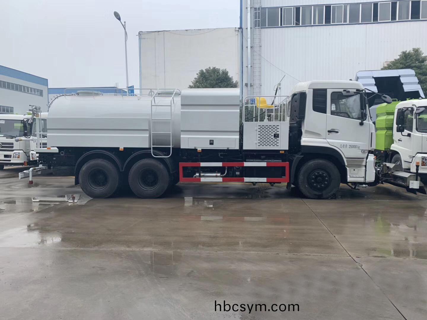 13方東風天龍(long) 后雙(shuang)橋路麵(mian)清洗(xi)車(che)