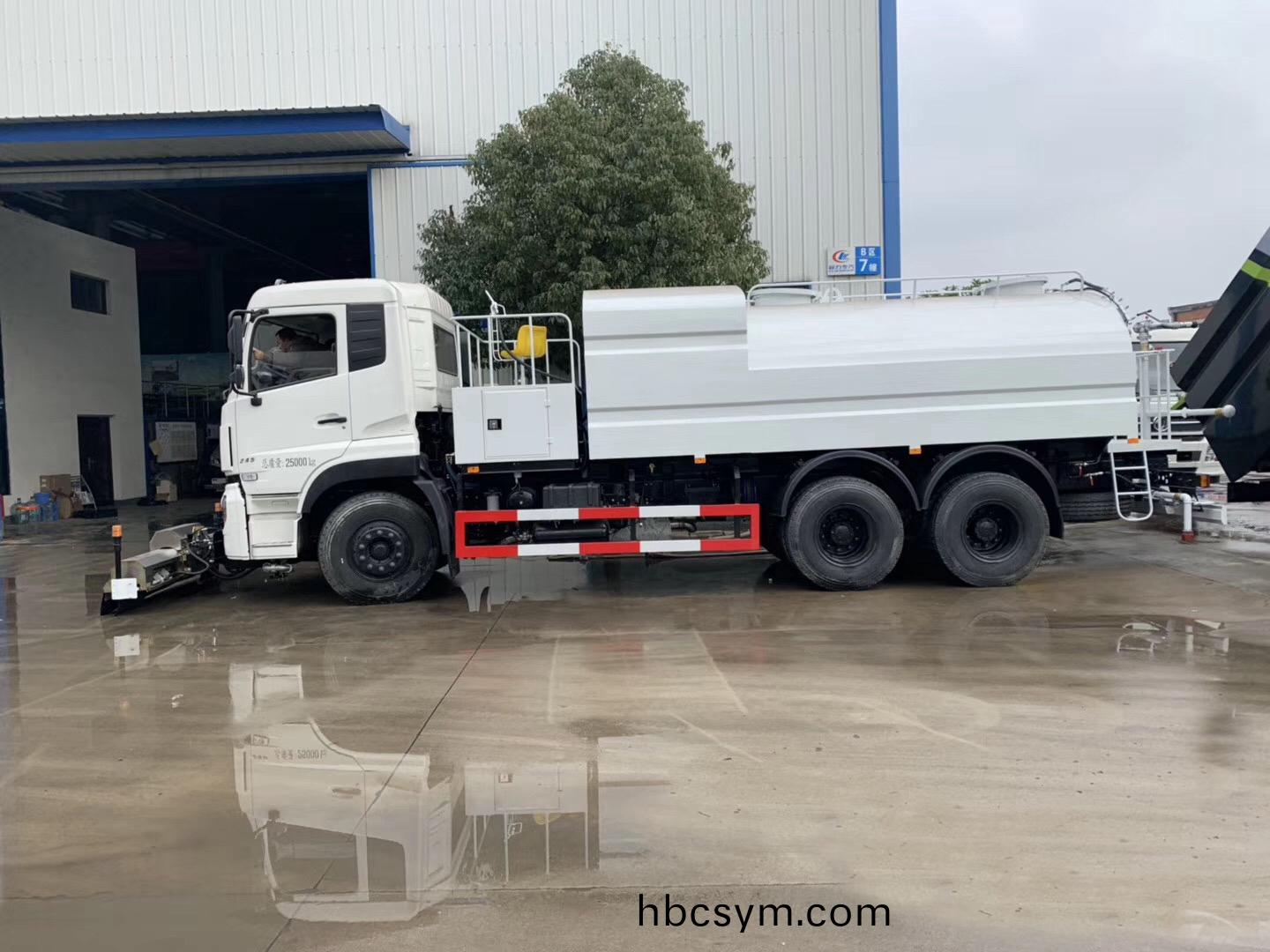 13方東風(feng)天龍 后雙(shuang)橋(qiao)路(lu)麵清(qing)洗車