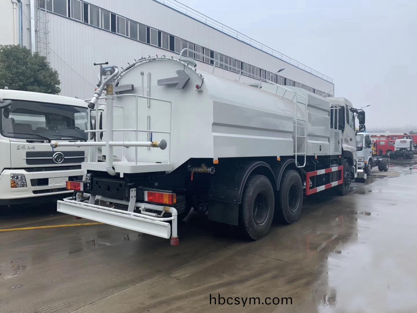 13方東風(feng)天(tian)龍(long) 后雙橋(qiao)路(lu)麵清洗車(che)