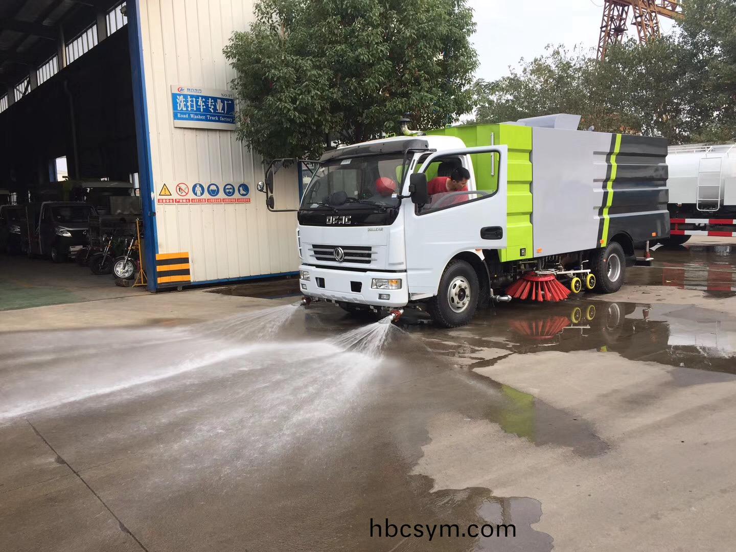 東風(feng)大多(duo)利(li)卡(ka)洗(xi)掃(sao)車(che)4方(fang)塵(chen)箱(xiang).5方水箱