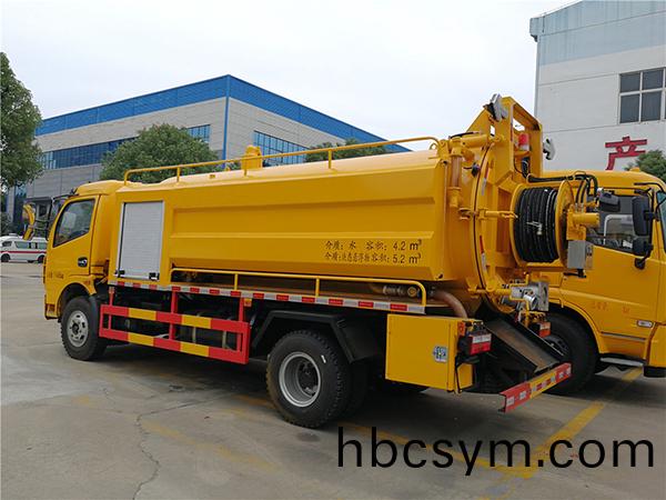 東風多(duo)利(li)卡(ka)8.5方(fang)清(qing)洗吸(xi)汚(wu)車(che)