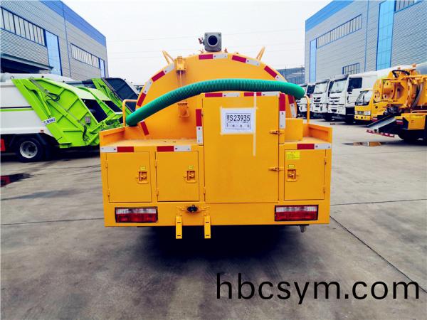 小多(duo)利卡清洗吸(xi)糞(fen)車(che)