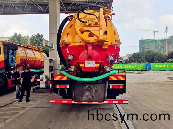 天(tian)龍后八輪清洗吸汚(wu)車