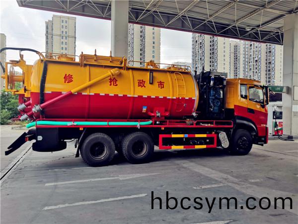 天龍后(hou)八輪清洗吸(xi)汚(wu)車(che)