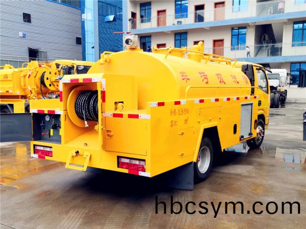 小(xiao)多利(li)卡(ka)清(qing)洗(xi)吸糞(fen)車